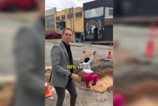 prefeito de Sorocaba, Rodrigo Manga (Republicanos), mostrando buraco na rua