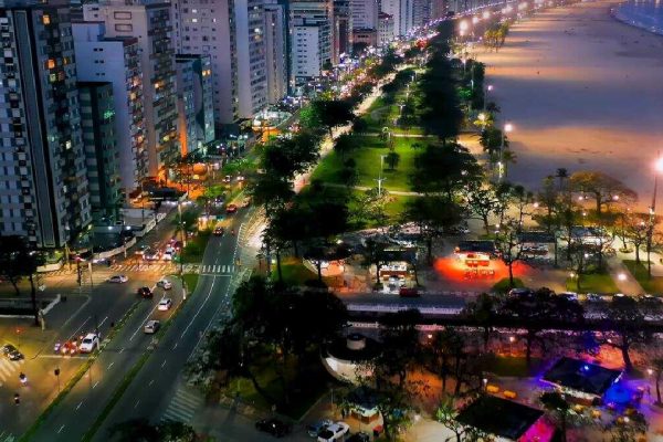 A cidade "invadida" pelo mar, com prédios inclinados e um plano de R$ 200 milhões
