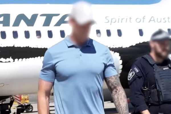 Herói de guerra australiano é preso antes de embarcar em voo