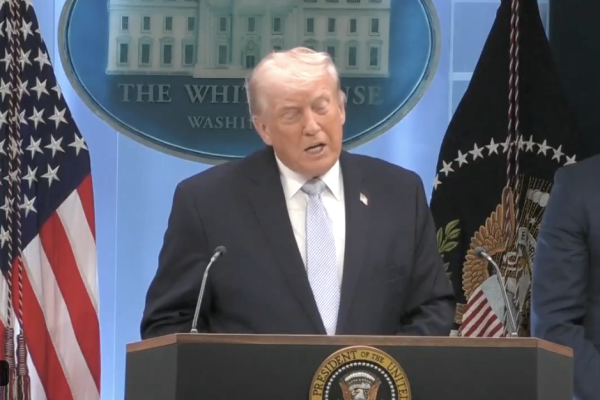 Trump diz que amanhã “todo o Irã" pode ser “destruído” e que iranianos querem ser bombardeados