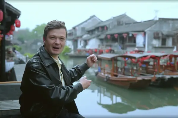 Globo elogia a China e critica "as democracias" no Fantástico