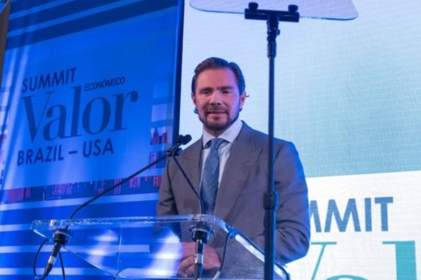 Folha esconde a Globo ao mostrar o circo internacional de Vorcaro. Por Moisés Mendes