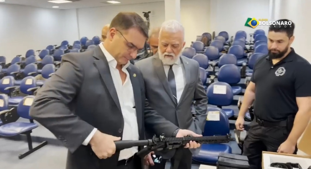 Flávio Bolsonaro segurando rifle em um vídeo que publicou nas redes