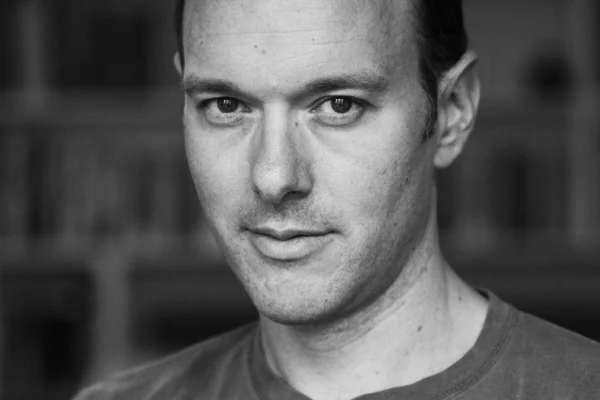 New York Times desliga jornalista e escritor após uso de IA em resenha de livro