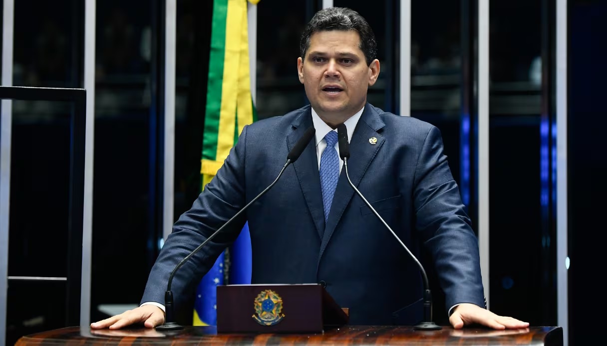presidente do Senado, Davi Alcolumbre, em pé, falando, sério