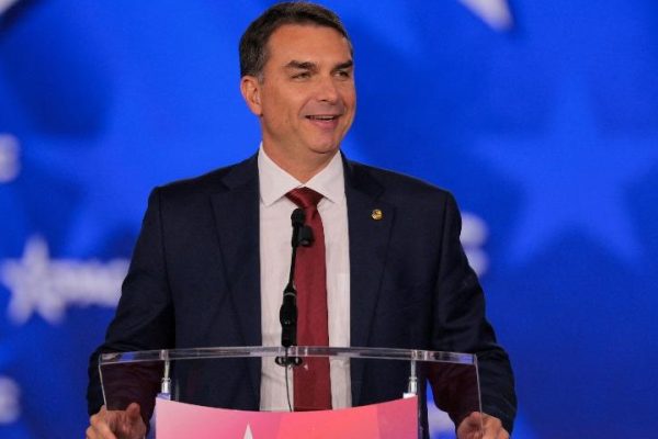 Deputada aciona PGR contra Flávio por declaração sobre entregar terras raras aos EUA