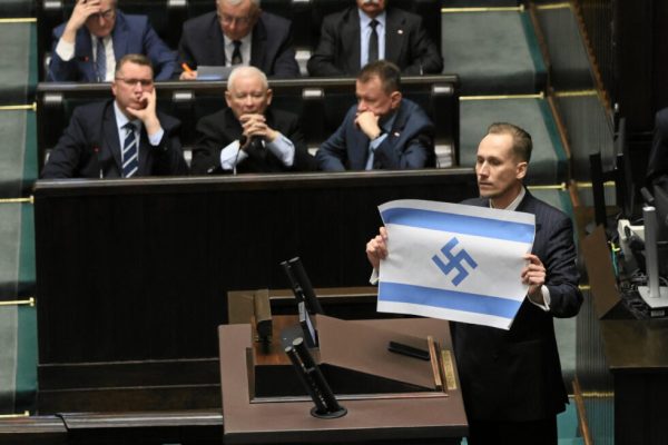 VÍDEO - Deputado usa bandeira com suástica nazista para detonar Israel: "Novo Terceiro Reich"