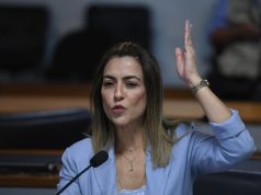 senadora Soraya Thronicke (Podemos-MS) falando e gesticulando, séria, de roupa social azul