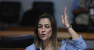 senadora Soraya Thronicke (Podemos-MS) falando e gesticulando, séria, de roupa social azul