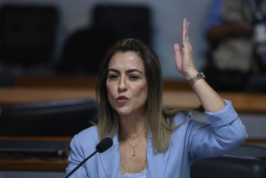 senadora Soraya Thronicke (Podemos-MS) falando e gesticulando, séria, de roupa social azul