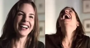 Suzane Von Richthofen, rindo, em documentário da Netflix.