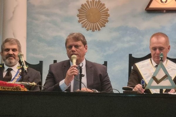 Tarcísio e Nunes se unem à Maçonaria, enquanto pregam a palavra de Cristo em igrejas
