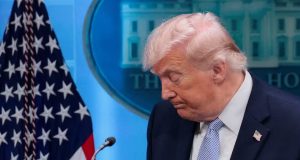 presidente Donald Trump de olhos fechados e cabeça abaixada