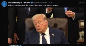 presidente dos Estados Unidos, Donald Trump, com os olhos fechados, print de tweet