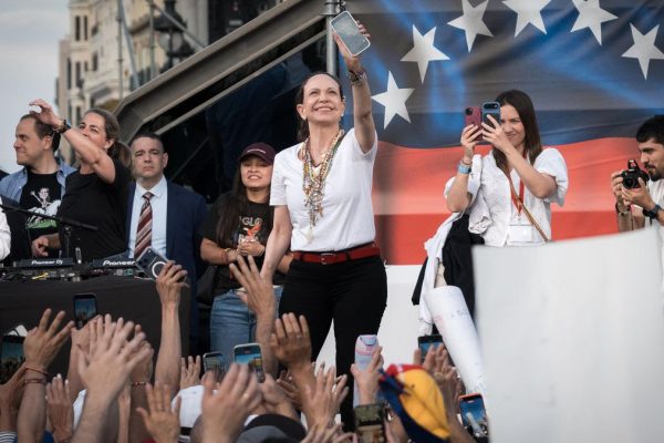 “Fora, macaca!”: evento de María Corina em Madri tem cântico racista contra Delcy Rodríguez