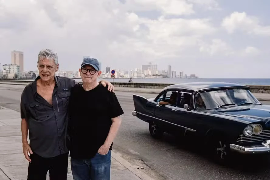 Chico Buarque em Cuba com o cantor e compositor Silvio Rodríguez