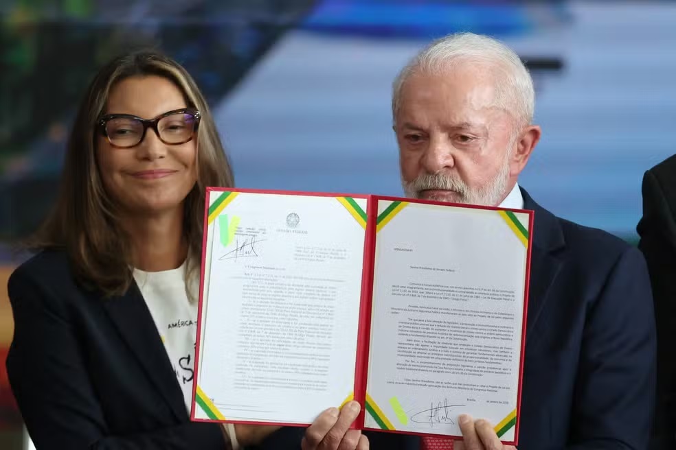 Lula mostra assinatura de veto integral ao PL da dosimetria