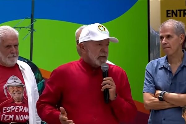 VÍDEO - "Ninguém vai fazer a gente mudar o Pix", diz Lula após ataque dos EUA