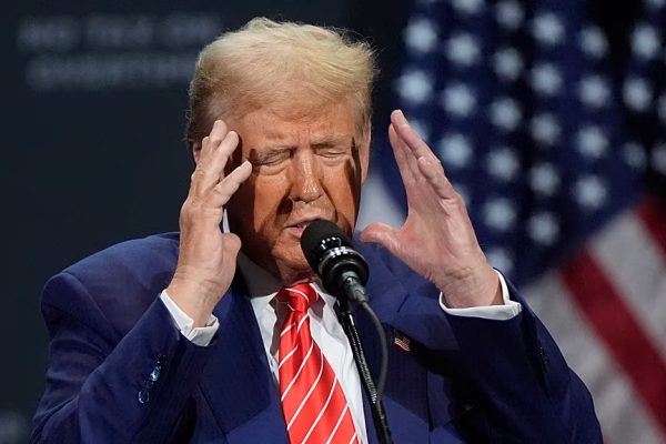 Taxa de aprovação de Trump despenca para menos de 40% com alta dos preços dos combustíveis