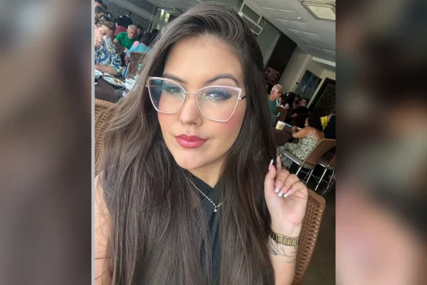 Suspeita de estelionato, influencer estudante de direito é presa com dinheiro e cartões