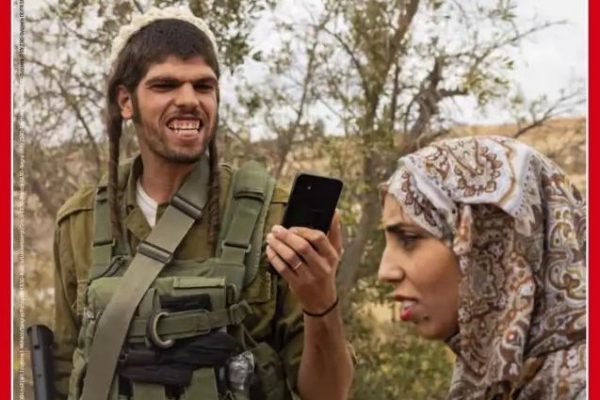 Capa de revista italiana com colono israelense humilhando jovem palestina causa crise diplomática