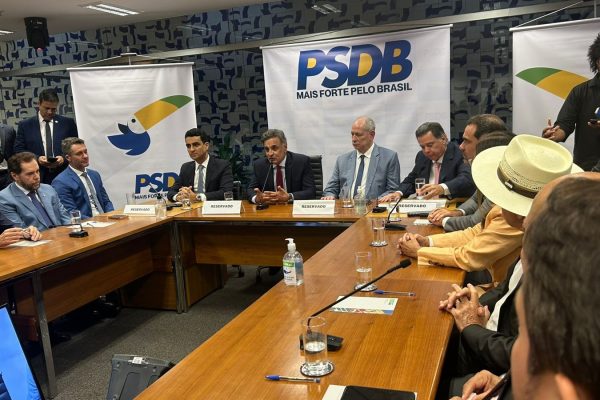 Aécio chama Ciro Gomes de “radical de centro” ao defender sua candidatura pelo PSDB