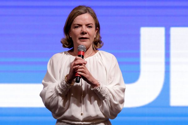 Gleisi detona editorial da Folha por "terrorismo fiscal" contra o governo