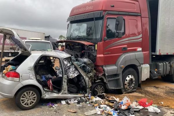 Batida entre carro e caminhão mata 6 pessoas da mesma família e cachorro