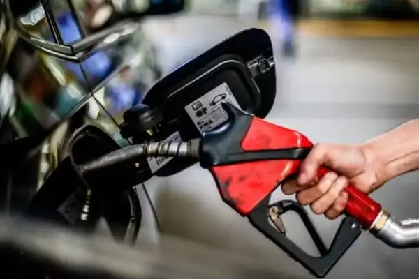 Governo propõe usar receita extra do petróleo para cortar tributos dos combustíveis