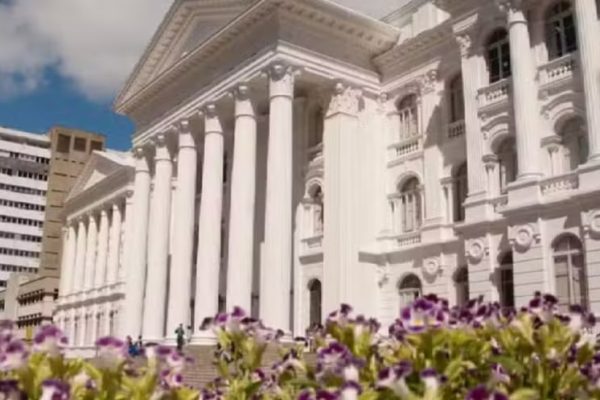 Universidade investiga alunos por ameaças, stalking e apostas de estupro; entenda