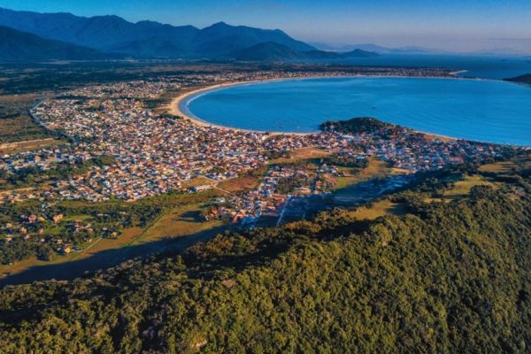 A cidade que cresceu 62% em 12 anos e é conhecida como "Reserva Mundial de Surfe"