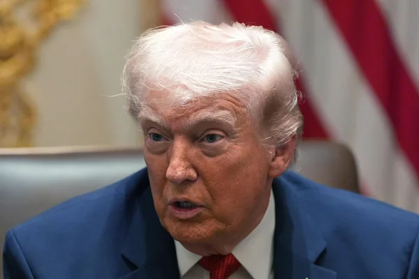 Trump ameaça atacar usinas de eletricidade do Irã e diz que petróleo pode ser próximo alvo