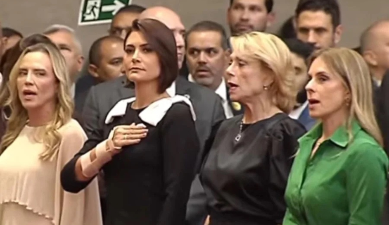 Viviane Barci e Michelle Bolsonaro em pé lado a lado