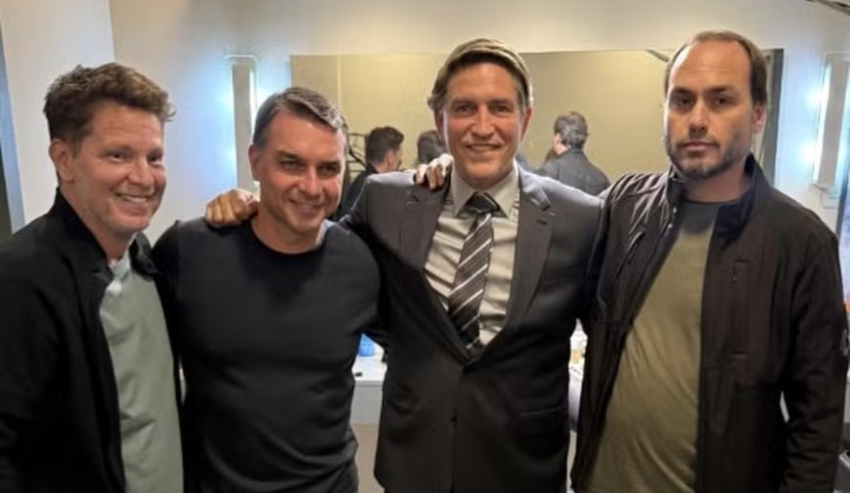 Mário Frias, Flávio e Carlos Bolsonaro com ator que interpreta o ex-presidente