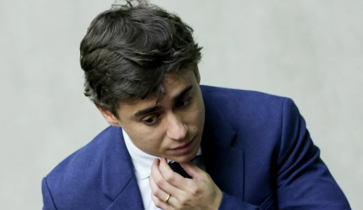 O deputado federal Nikolas Ferreira (PL-MG) sério, cabisbaixo