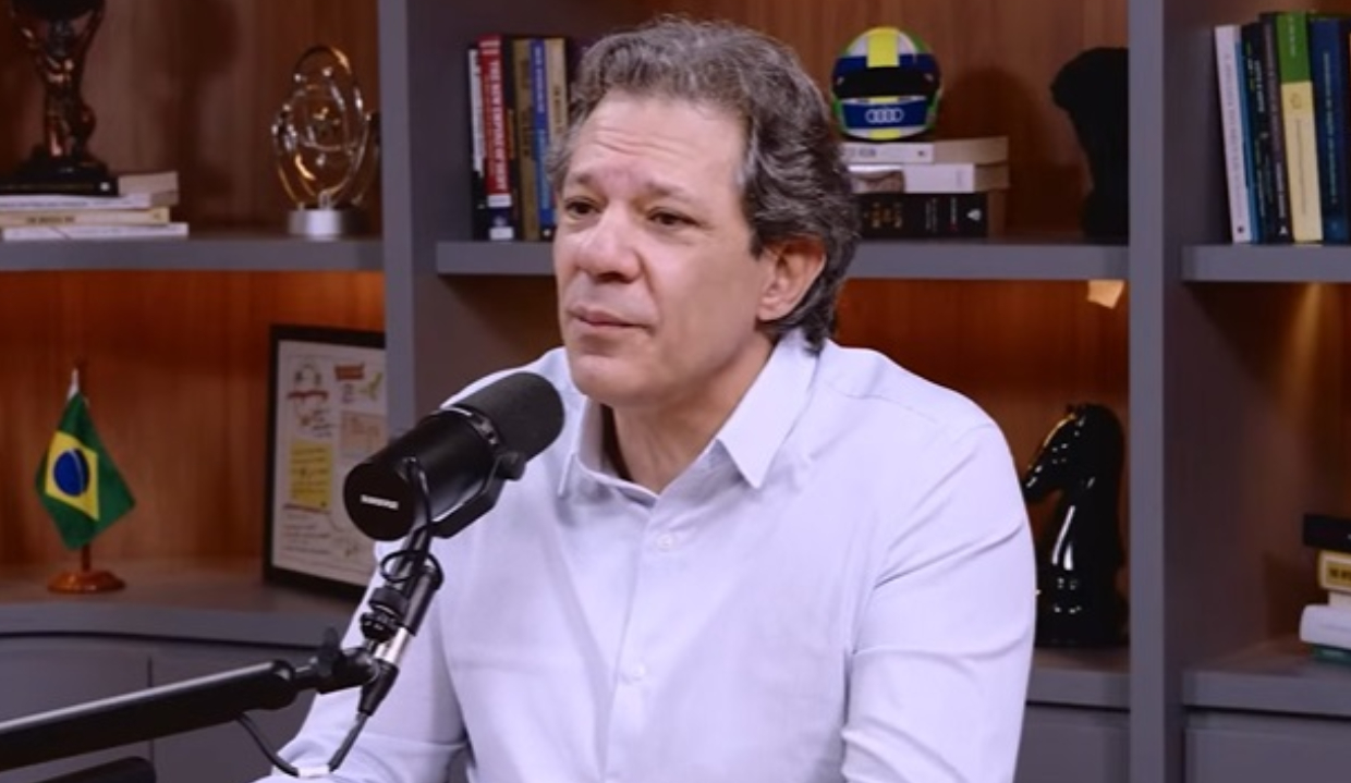 O pré-candidato ao governo de São Paulo Fernando Haddad (PT) falando, sério, de camisa social clara