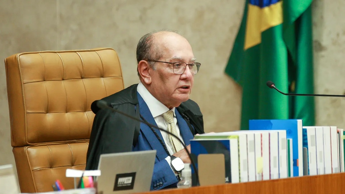 O ministro do Supremo Tribunal Federal (STF) Gilmar Mendes, sentado, séio, falando, sem olhar para a câmera