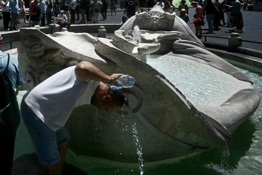 Homem se refresca na fonte Barcaccia, perto da Escadaria Espanhola, durante onda de calor em Roma