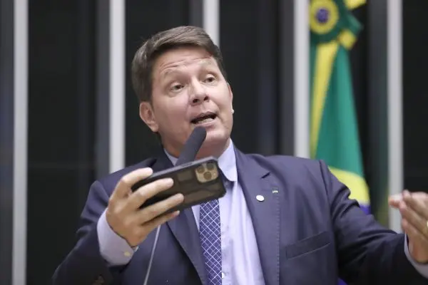 PF aponta R$ 115 mil da conta de Mario Frias para empresa de ex-subordinada