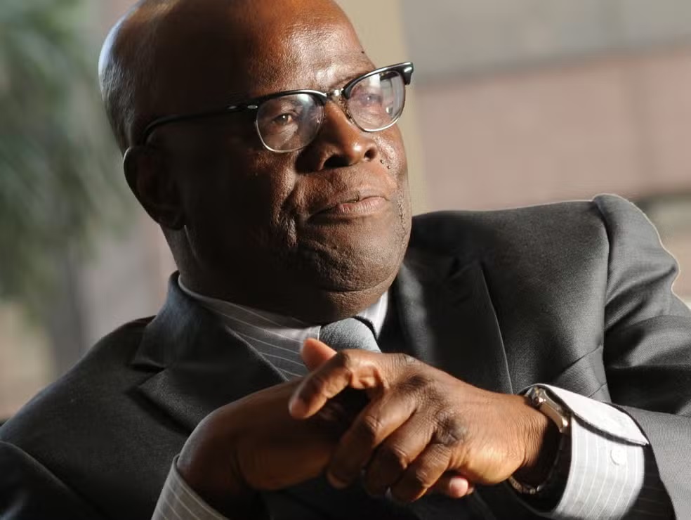 ex-ministro do Supremo Tribunal Federal Joaquim Barbosa em close, falando, de óculos de grau, sem olhar para a câmera