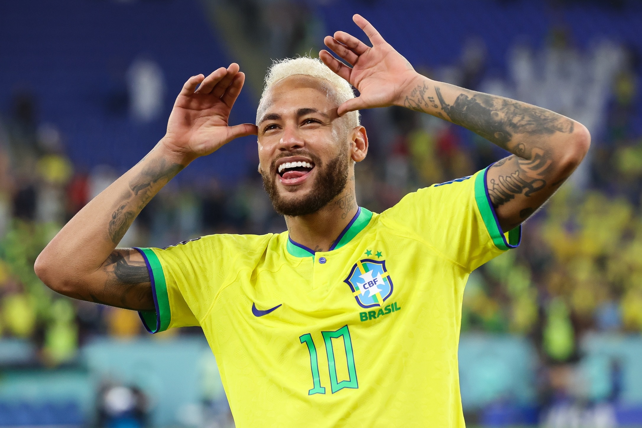 Neymar fazendo careta, em campo, com uniforme da seleção brasileira