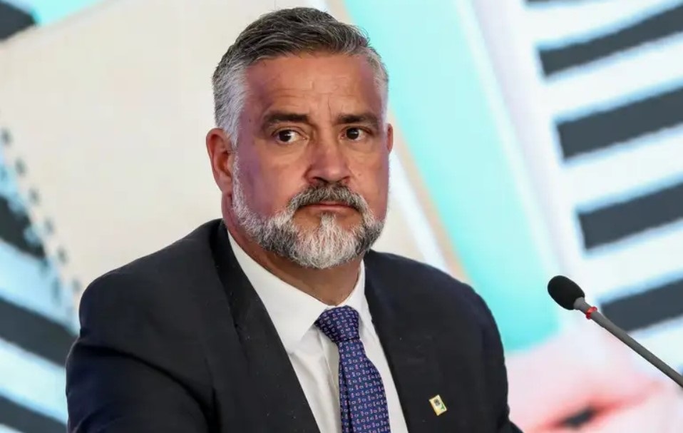 O líder do Governo Lula na Câmara, Paulo Pimenta, sério, sem olhar para a câmera
