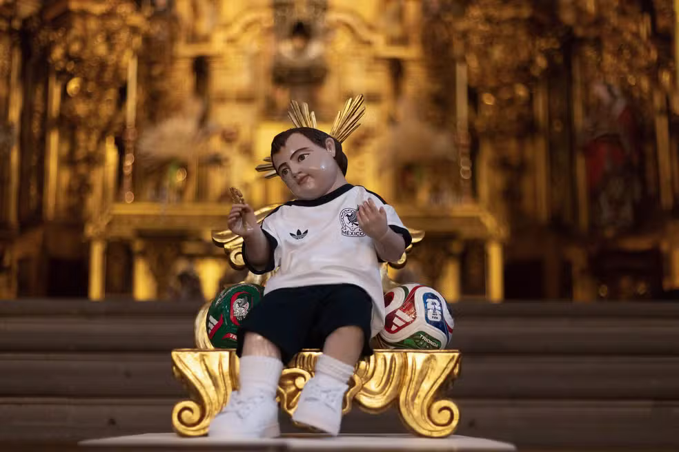 Imagem do Menino Jesus com camisa da seleção mexicana