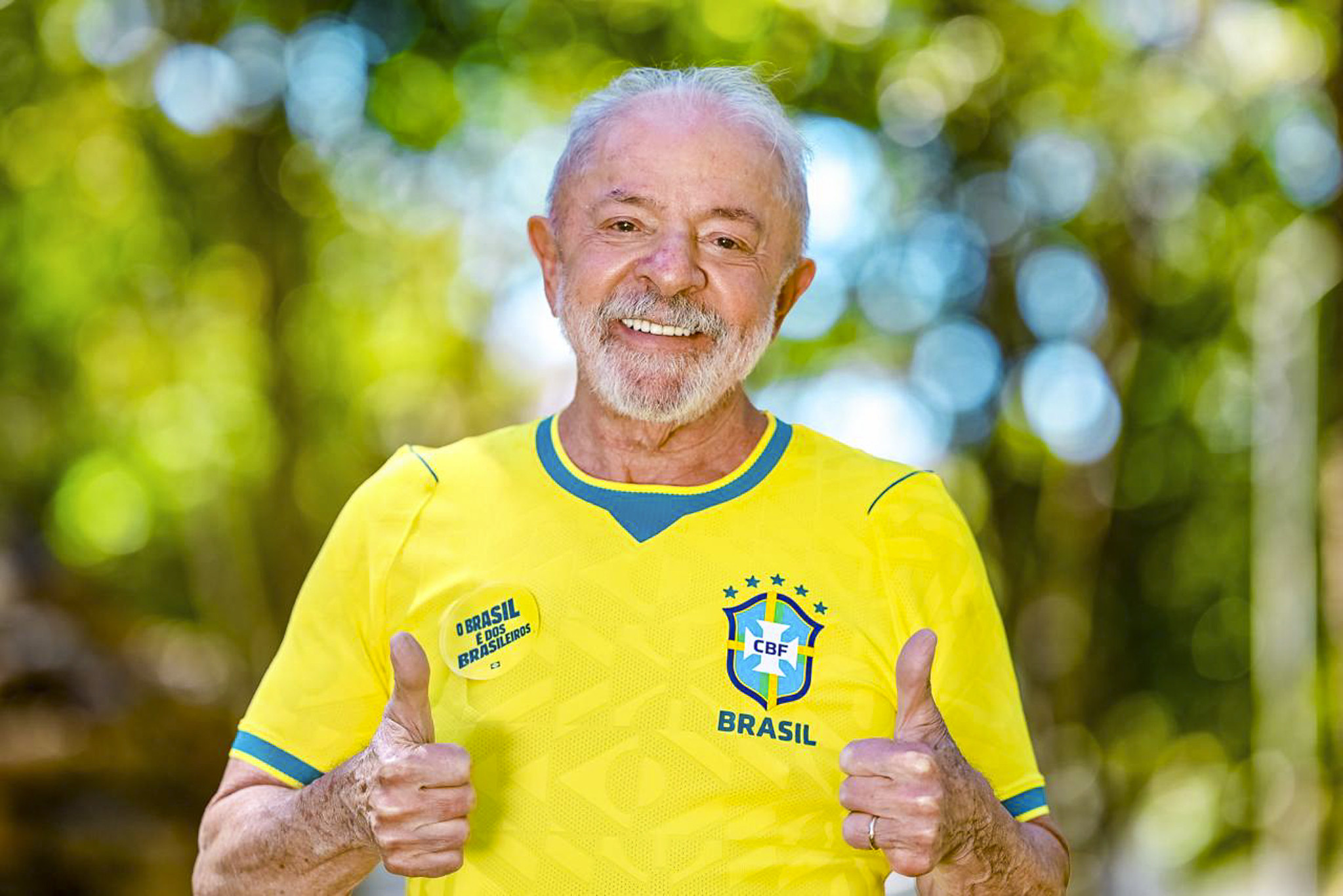 presidente Luiz Inácio Lula da Silva (PT) com a camisa da seleção brasileira, sorrindo para a câmera