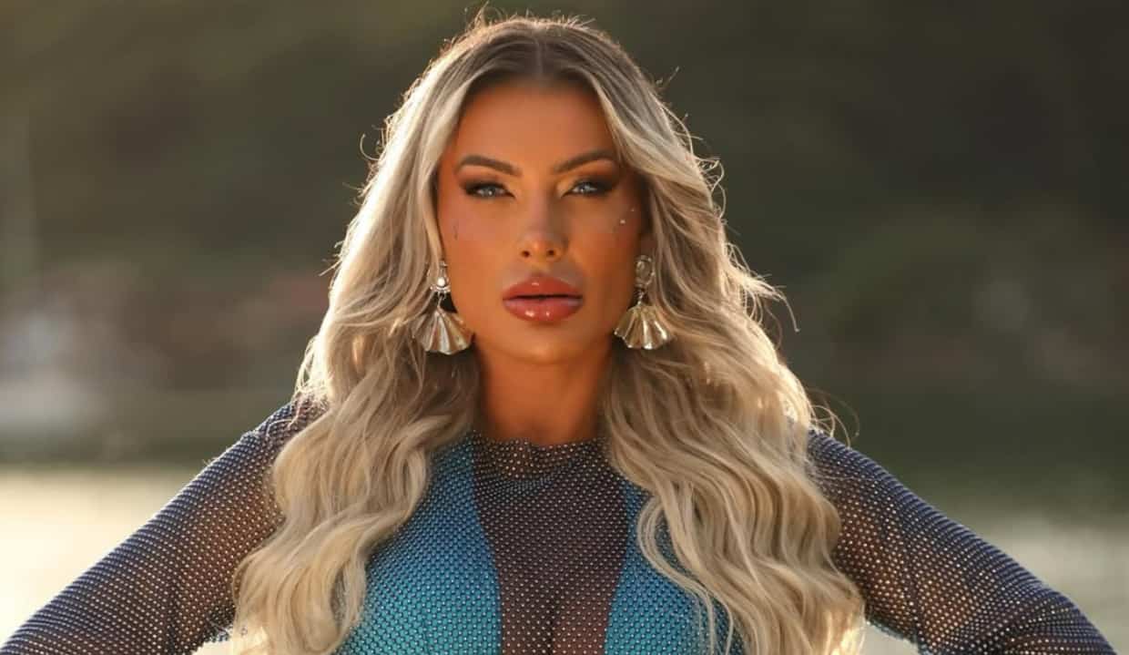 Andressa Urach séria, olhando para a câmera