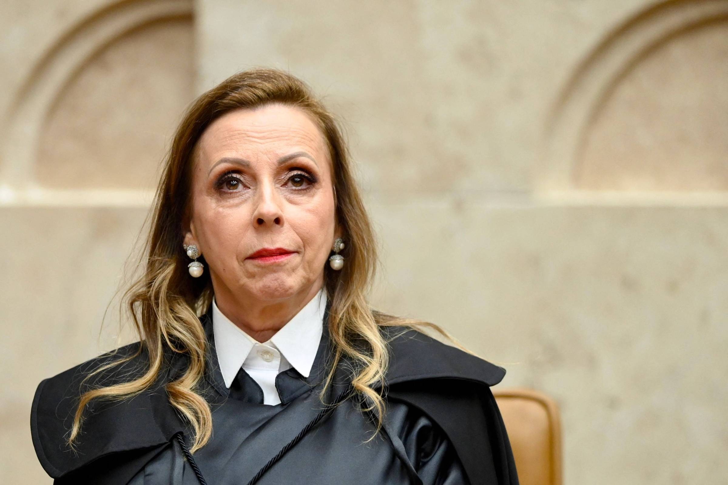 A subprocuradora-geral da República Elizeta Ramos séria, de cabelo solto, sentada, sem olhar para a câmera