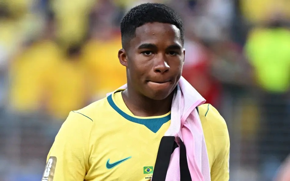 Endrick com a camisa da seleção