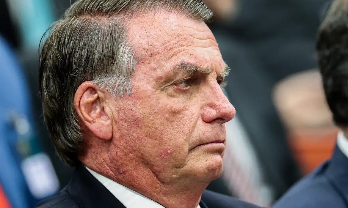 ex-presidente Jair Bolsonaro (PL) de perfil, sério, em close