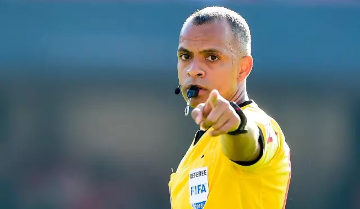 Wilton Pereira Sampaio, árbitro brasileiro, sério, apontando e olhando para a câmera