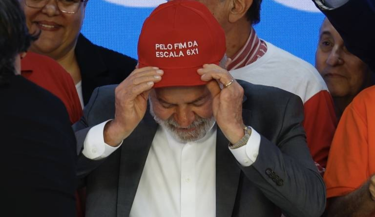 presidente Lula (PT) olhando pra baixo, com boné pelo fim da escala 6x1